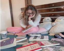 The actress is an avid reader and loves to read books in her free time.